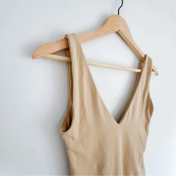 Aritzia Babaton Contour V-neck Bodysuit Toasty - Size Small - Picture 2 of 8